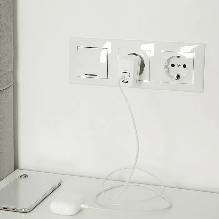 Qoltec 51825 GaN 45W charger| 5-20V | 1.5-3A | 1 x USB-C PD | 1x USB QC 3.0 | White