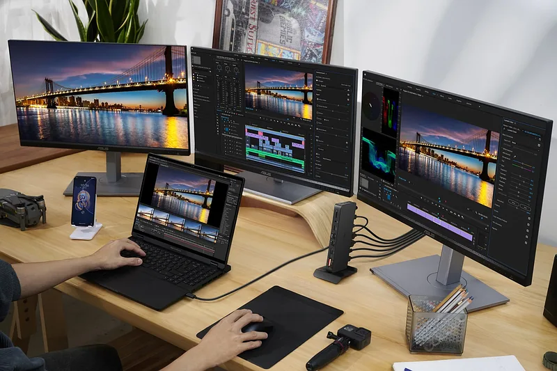 ASUS Triple 4K Thunderbolt 4 Dock DC500 Juhtmega ühendatud Must