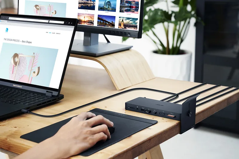 ASUS Triple 4K Thunderbolt 4 Dock DC500 Juhtmega ühendatud Must