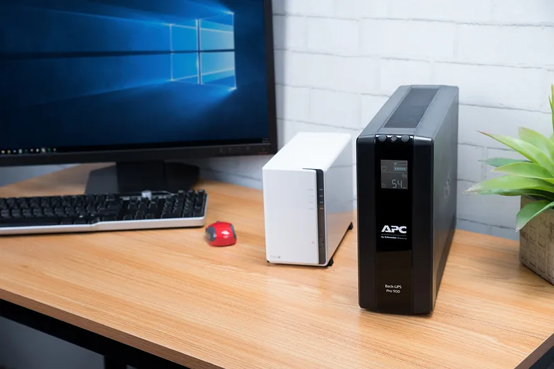 APC BR900MI puhvertoiteallikas (UPS) Liini-interaktiivne 0,9 kVA 540 W 6 vahelduvvoolu kontakt